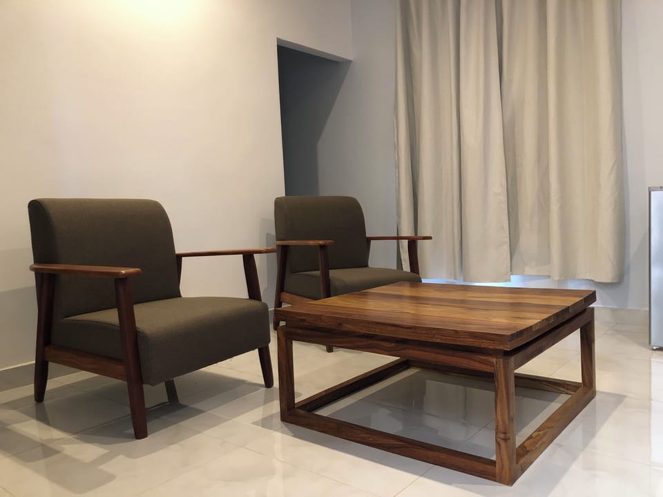 Presidential Suite | Living area | 32-inch flat-screen TV with satellite channels, TV