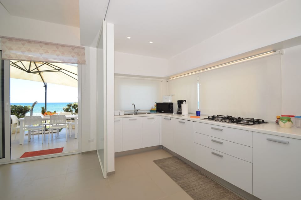 Alcamo Marina, spacious kitchen