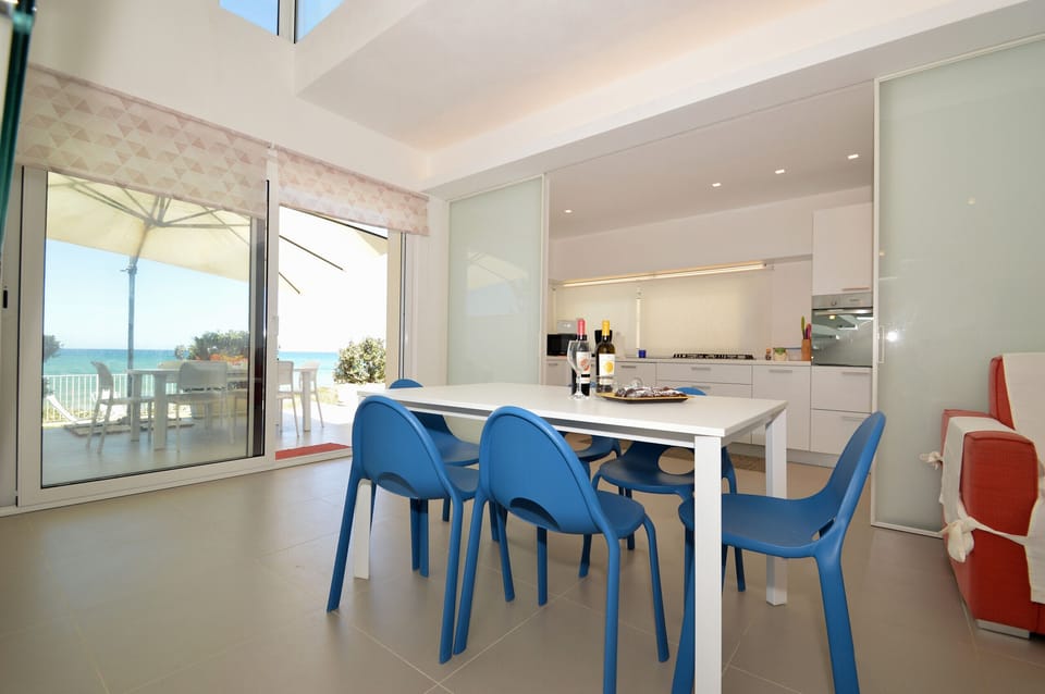 Alcamo Marina, dining room with sea view