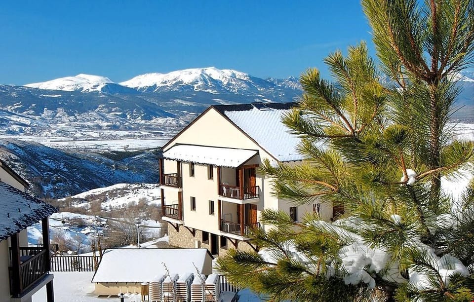 Located in the heart of the Regional Natural Park of the Catalan Pyrenees, this resort attracts skiers and snowboarders from all over the world