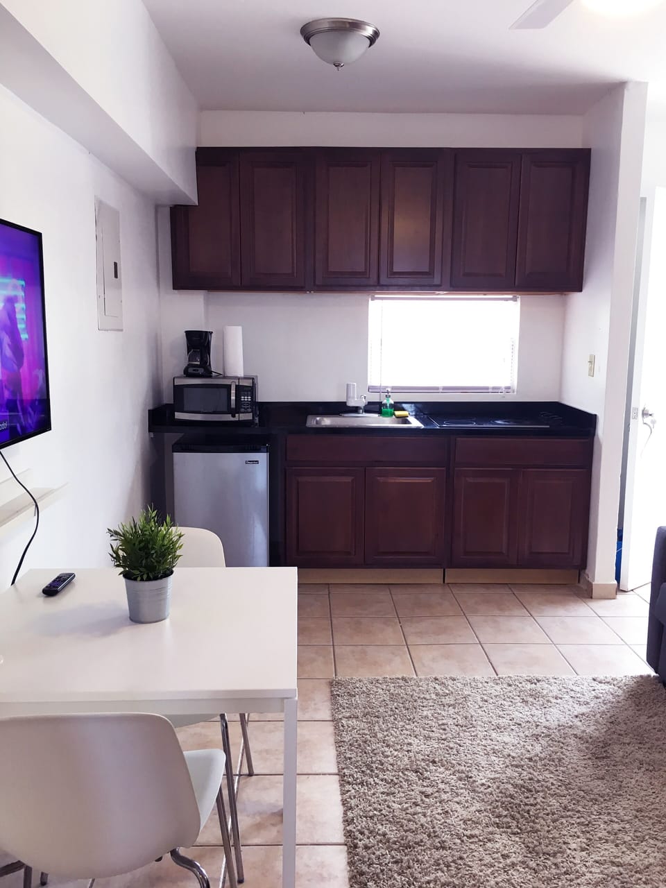 Cocina equipada con los utensilios básicos, tostadora, estufa, cafetera y otros.