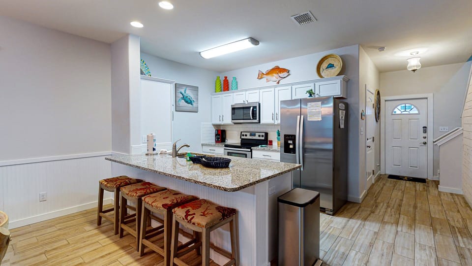 Breakfast Bar with Seating for 4