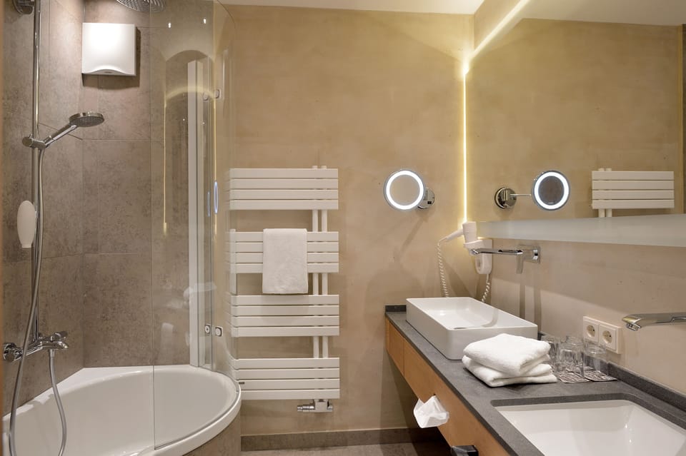 Suite (Mickey Bambini) | Bathroom | Free toiletries, hair dryer, bathrobes, heated floors