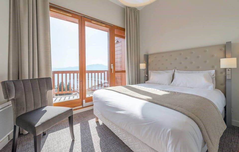 There's a Double bed in the bedroom and 2 Single beds or Bunks in the second bedroom.