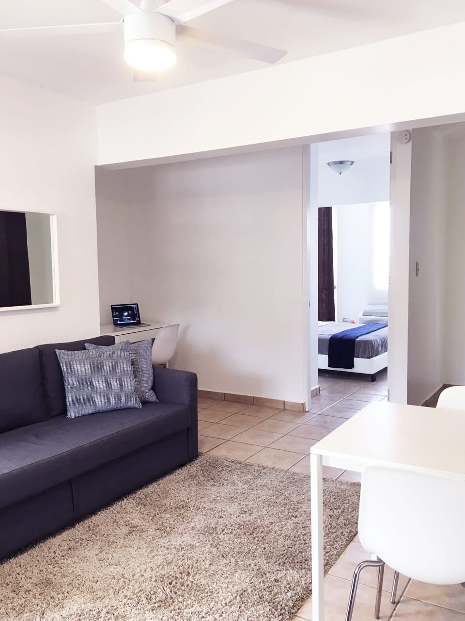 Area de sala que tiene sofá cama Queen para 2 personas y demás indumentaria.