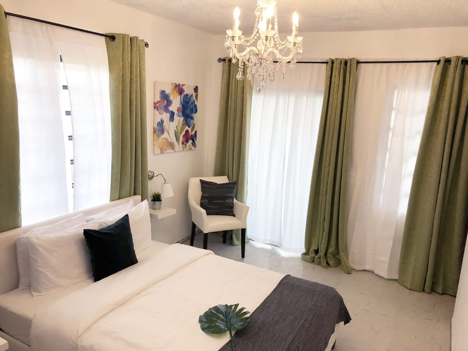 Cama Queen para 2 personas. incluye toallas, ropa de cama, TV sistema ROKU y AC.