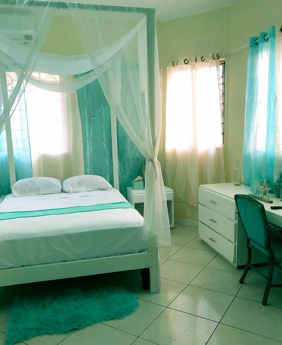 1 bedroom, premium bedding, Tempur-Pedic beds, blackout drapes