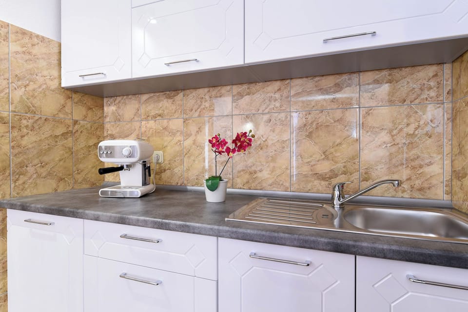 House | Private kitchen | Fridge, microwave, oven, stovetop