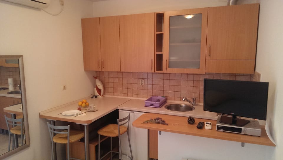 Studio (A1) | Private kitchen | Fridge, stovetop, cookware/dishes/utensils