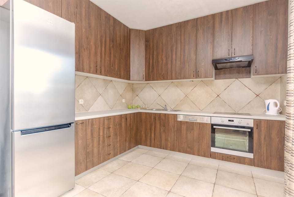 Private kitchen | Fridge, microwave, oven, stovetop
