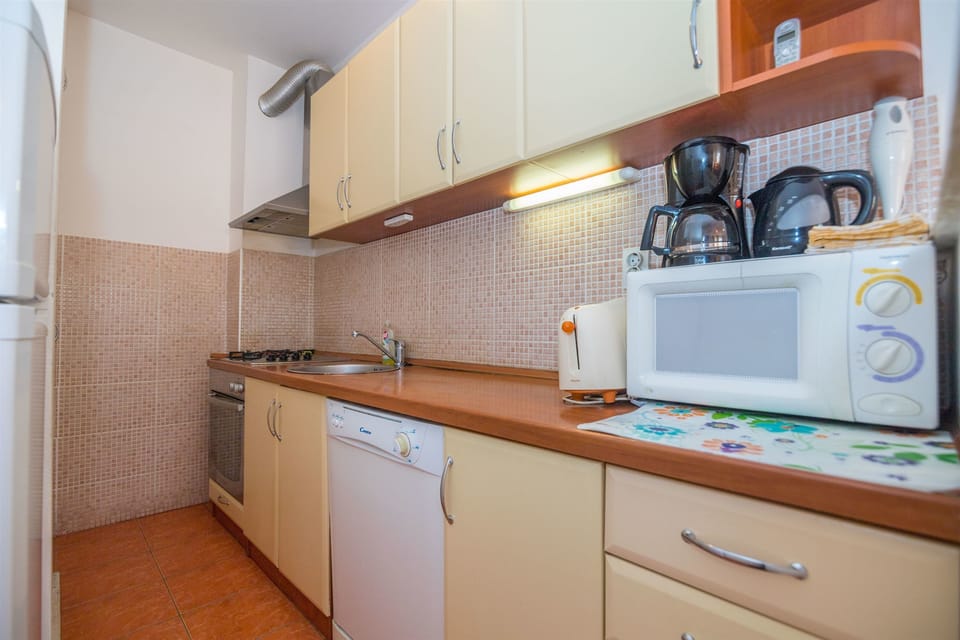 Private kitchen | Fridge, microwave, oven, stovetop