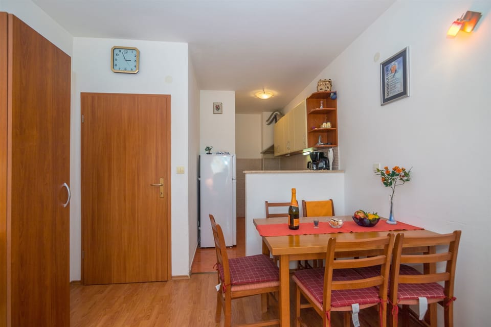 Private kitchen | Fridge, microwave, oven, stovetop