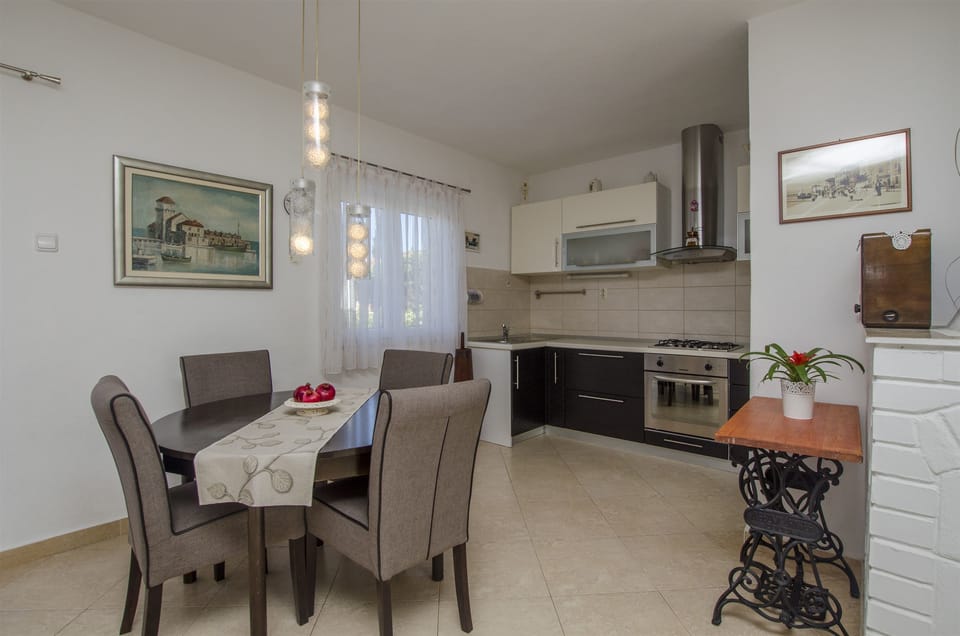 Private kitchen | Fridge, microwave, oven, stovetop