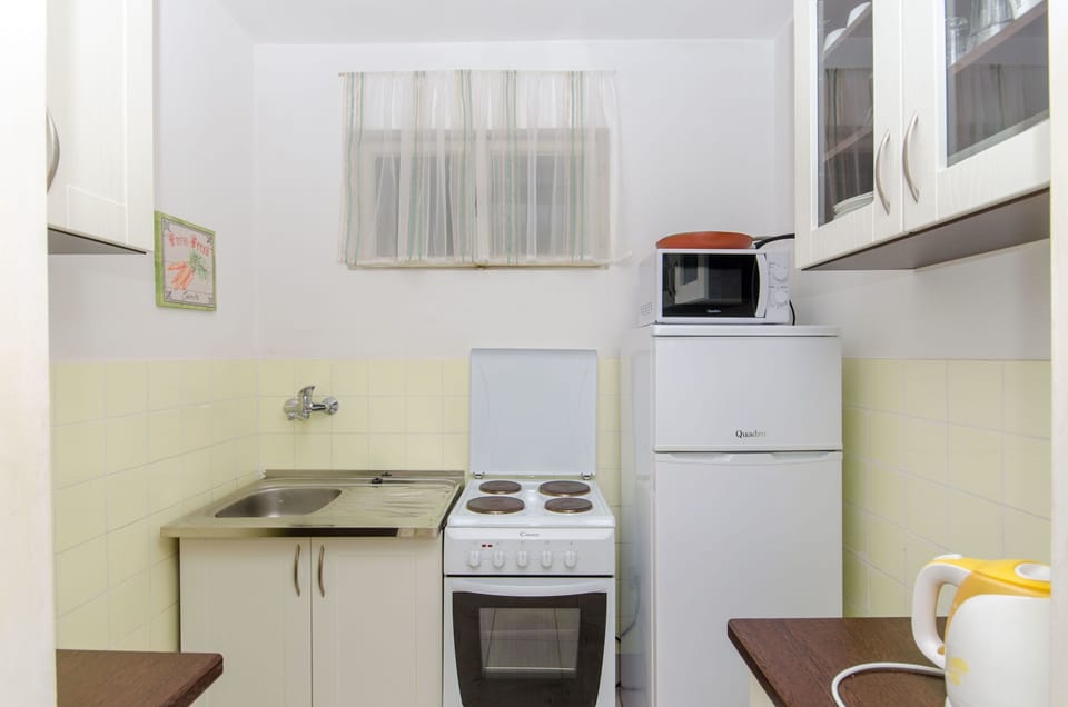 Private kitchen | Fridge, microwave, oven, stovetop