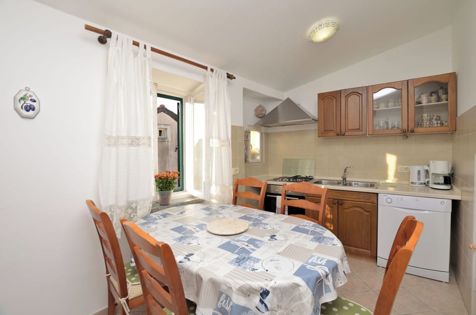 Apartment (A1) | Private kitchen | Fridge, microwave, oven, stovetop