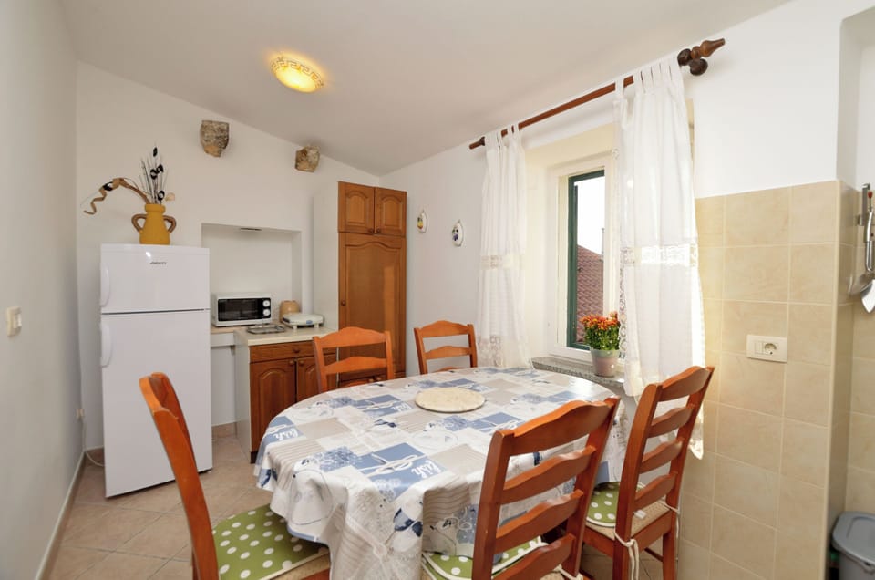 Apartment (A1) | Private kitchen | Fridge, microwave, oven, stovetop