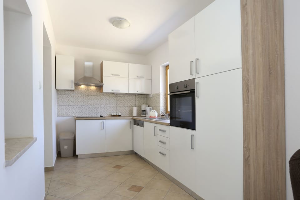 House | Private kitchen | Fridge, microwave, oven, stovetop