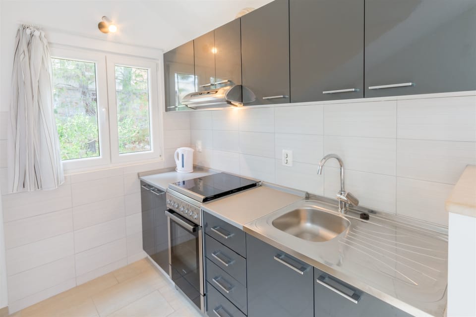 Private kitchen | Fridge, oven, stovetop, espresso maker