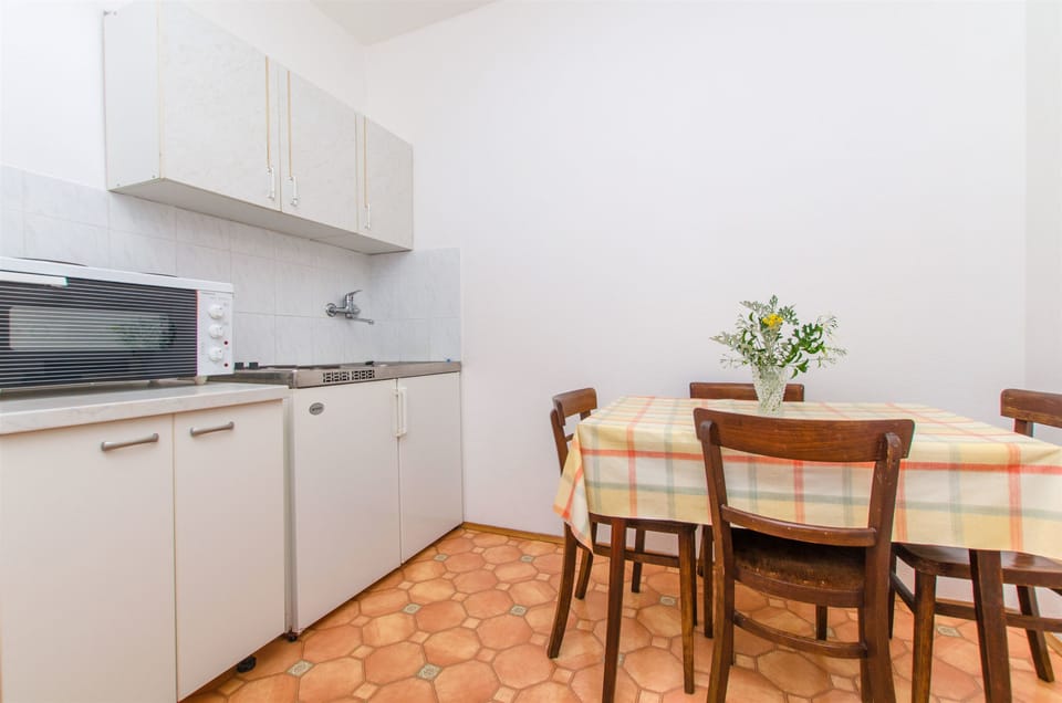 Private kitchen | Fridge, oven, stovetop, cookware/dishes/utensils