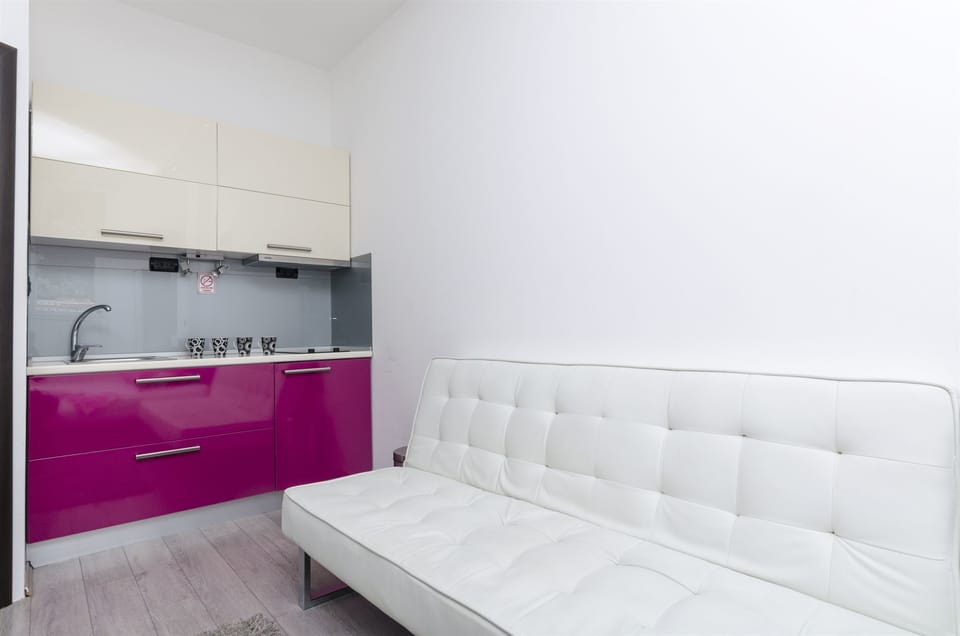 Private kitchen | Fridge, stovetop, electric kettle, cookware/dishes/utensils