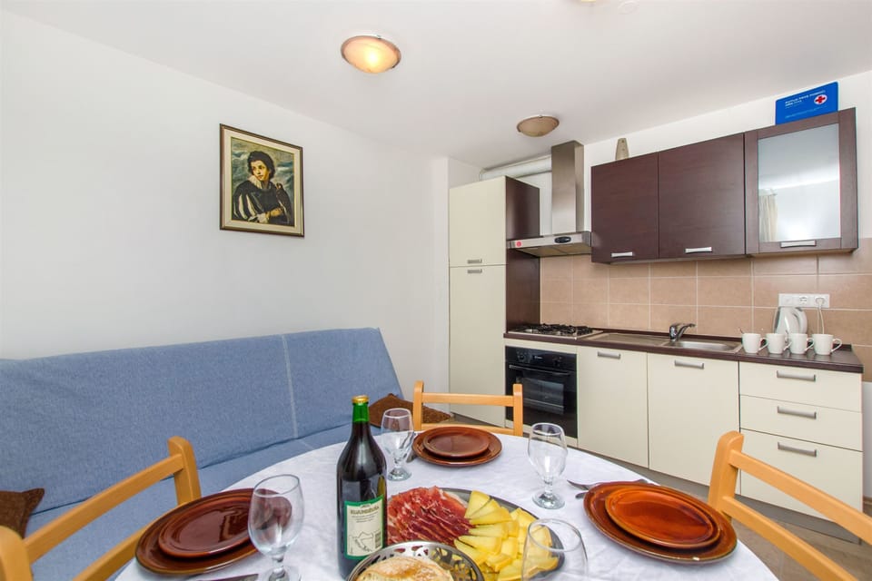 Apartment (A1) | Private kitchen | Fridge, oven, stovetop, electric kettle