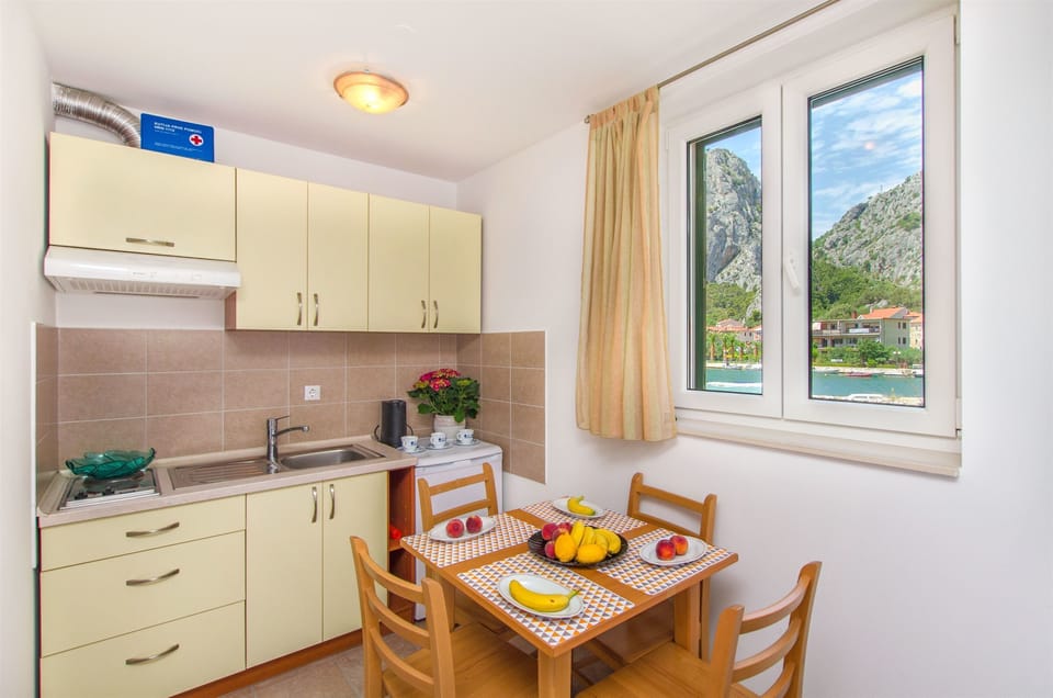 Apartment (A3) | Private kitchen | Fridge, stovetop, electric kettle, cookware/dishes/utensils