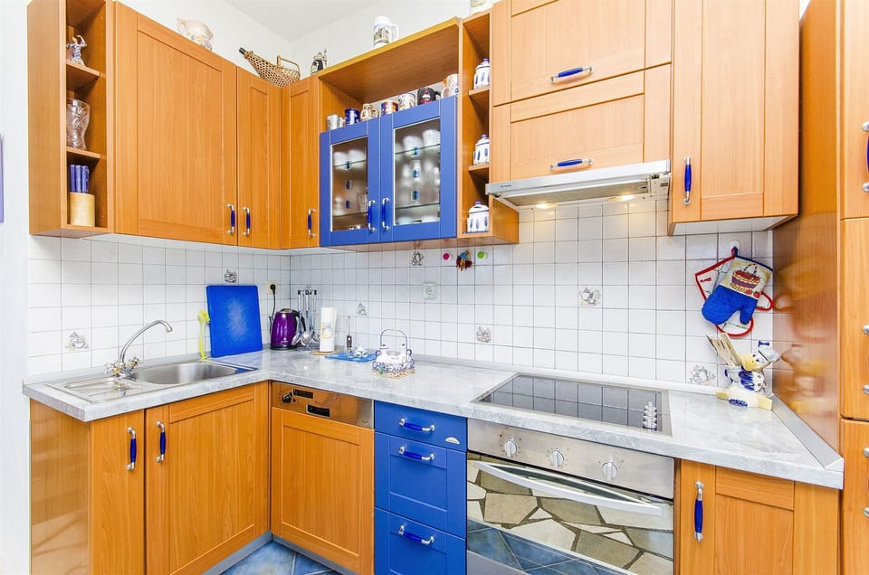 House | Private kitchen | Fridge, microwave, oven, stovetop