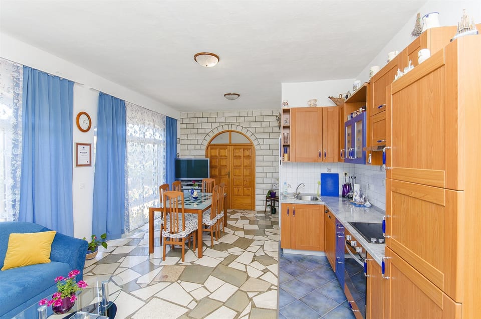 House | Private kitchen | Fridge, microwave, oven, stovetop