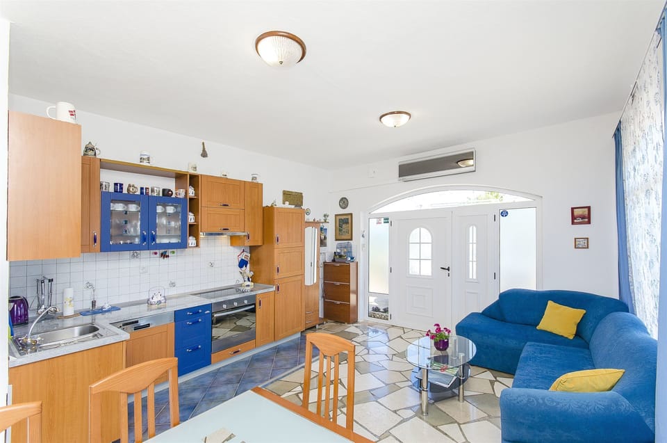 House | Living room | TV, DVD player