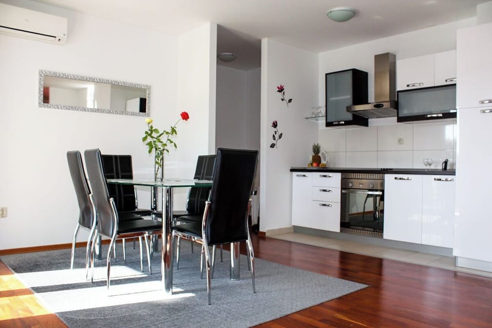 Apartment (A1) | Private kitchen | Fridge, microwave, oven, stovetop