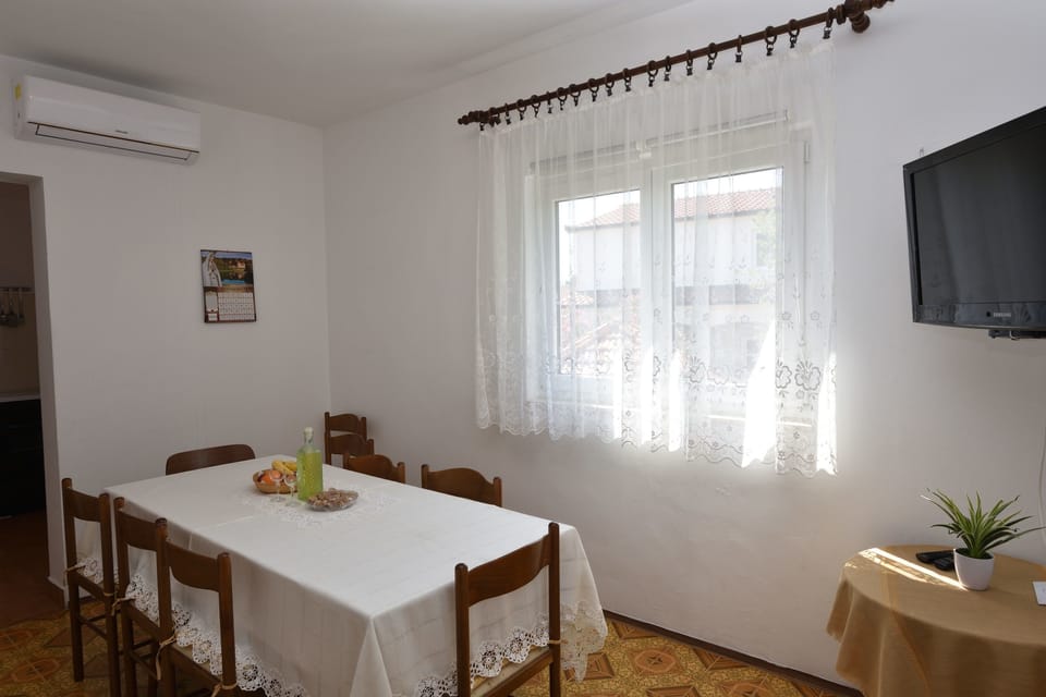 Apartment (A1) | Dining