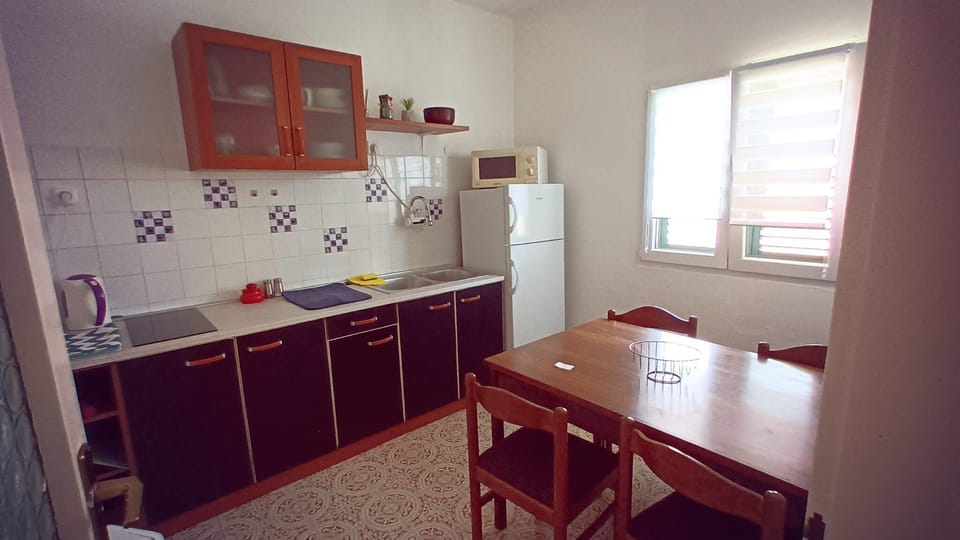 Private kitchen | Fridge, microwave, stovetop, electric kettle
