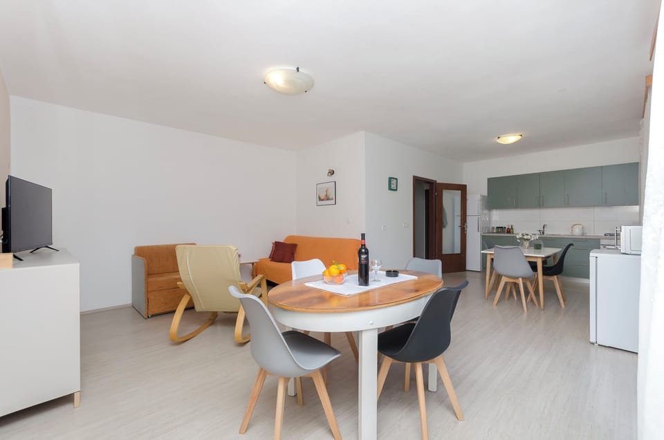 Apartment (A1) | Private kitchen | Fridge, microwave, oven, stovetop