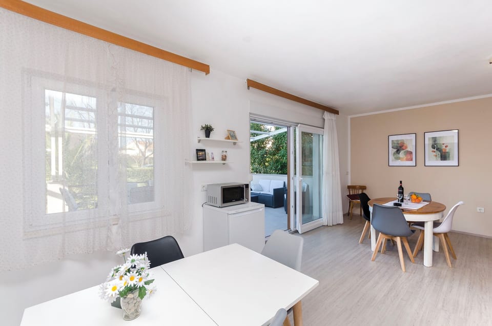 Apartment (A1) | Private kitchen | Fridge, microwave, oven, stovetop