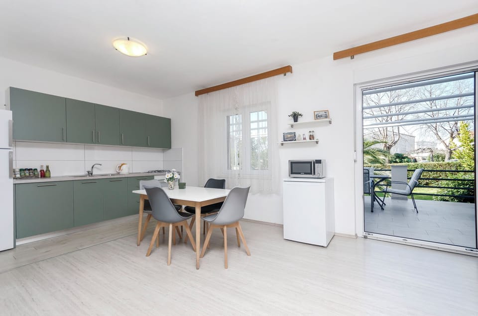 Apartment (A1) | Private kitchen | Fridge, microwave, oven, stovetop