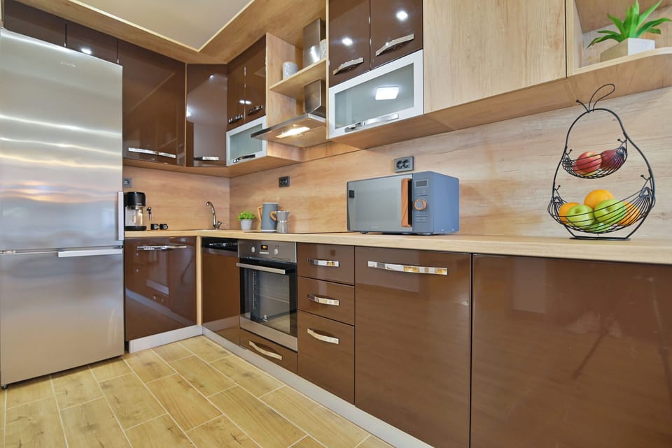 Apartment (A1) | Private kitchen | Fridge, microwave, oven, stovetop