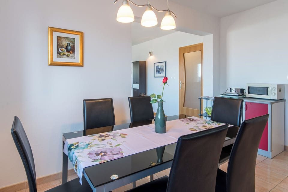Apartment (A1) | Dining