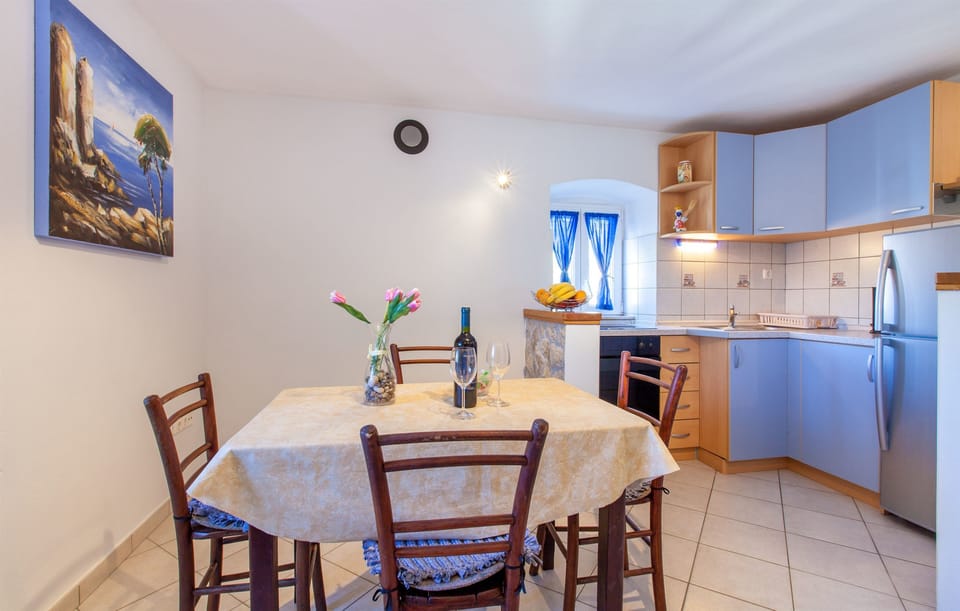 Private kitchen | Fridge, microwave, oven, stovetop