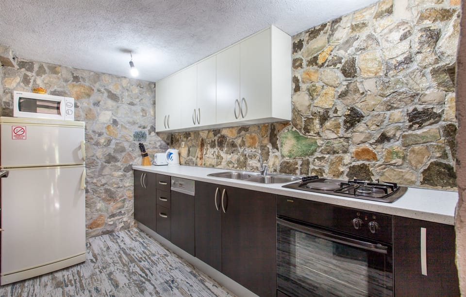 Private kitchen | Fridge, microwave, oven, stovetop