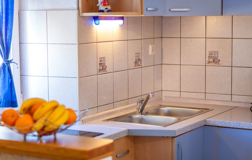 Private kitchen | Fridge, microwave, oven, stovetop