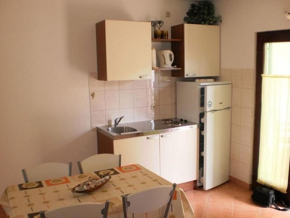 Apartment (A1) | Private kitchen | Fridge, stovetop, electric kettle, cookware/dishes/utensils