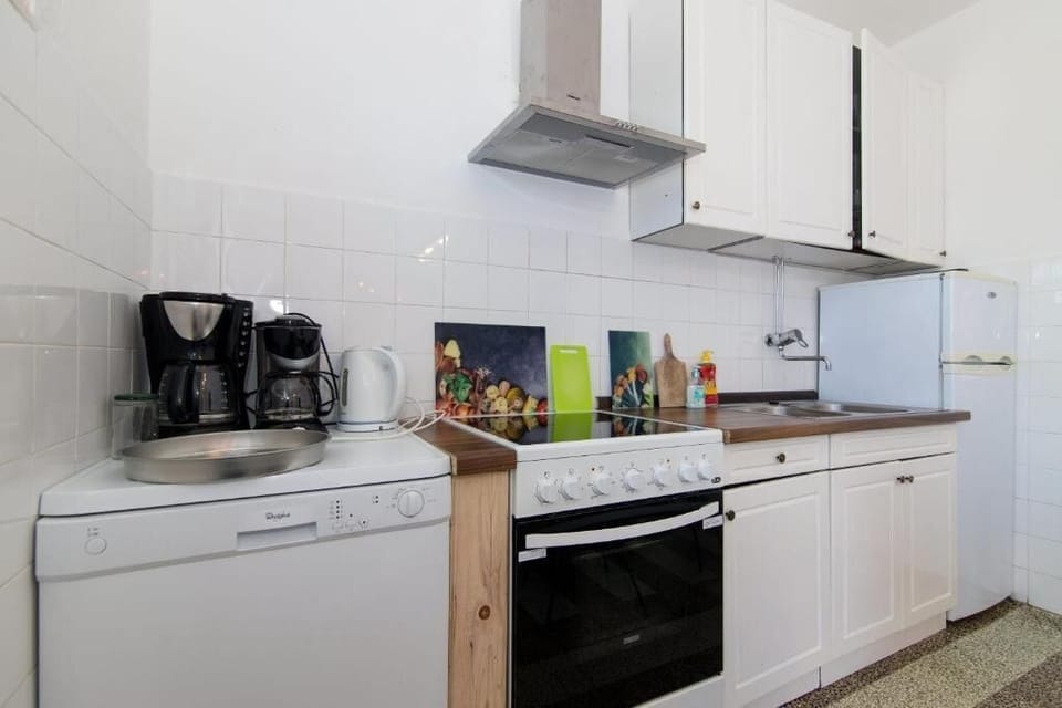 House | Private kitchen | Fridge, microwave, oven, stovetop