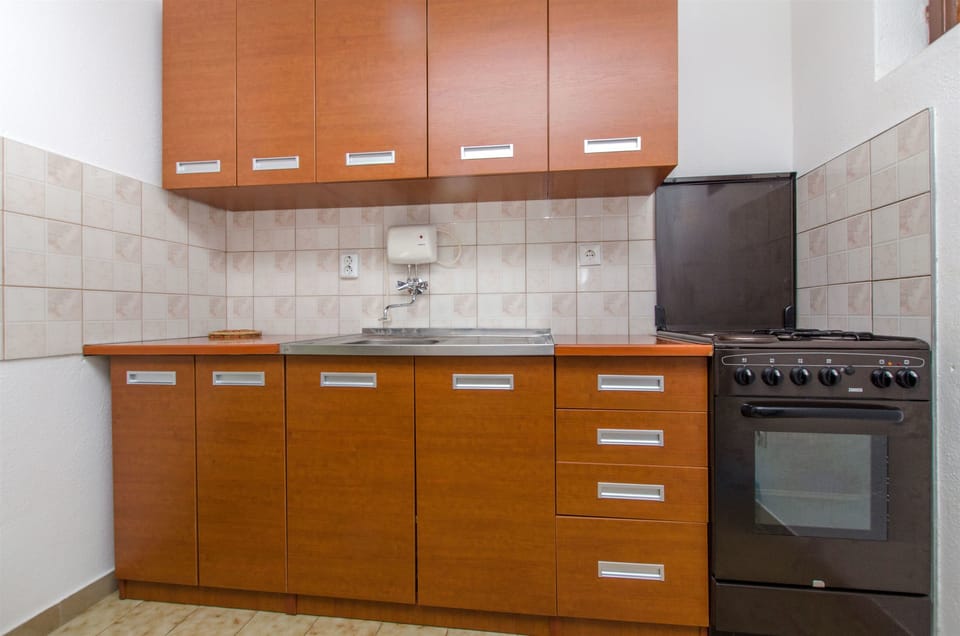 Apartment (A1) | Private kitchen | Fridge, oven, stovetop, espresso maker