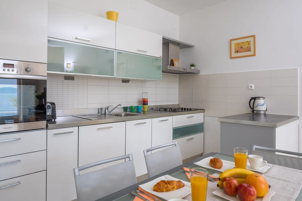 House | Private kitchen | Fridge, microwave, oven, stovetop