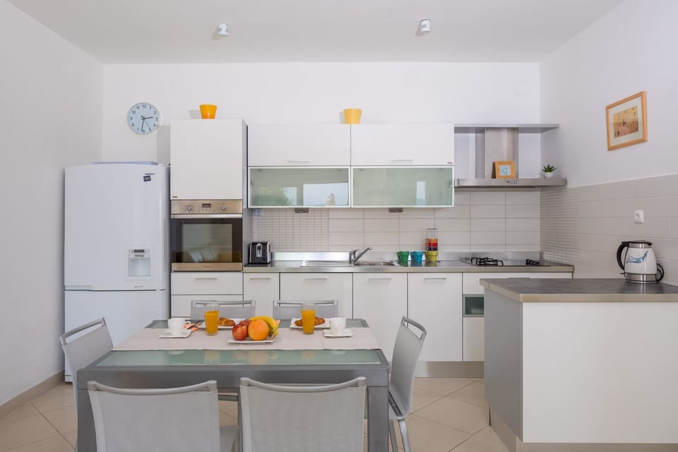 House | Private kitchen | Fridge, microwave, oven, stovetop