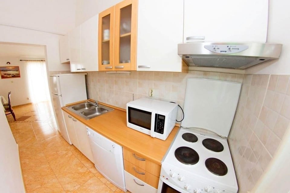 Apartment (A1) | Private kitchen | Fridge, microwave, oven, stovetop