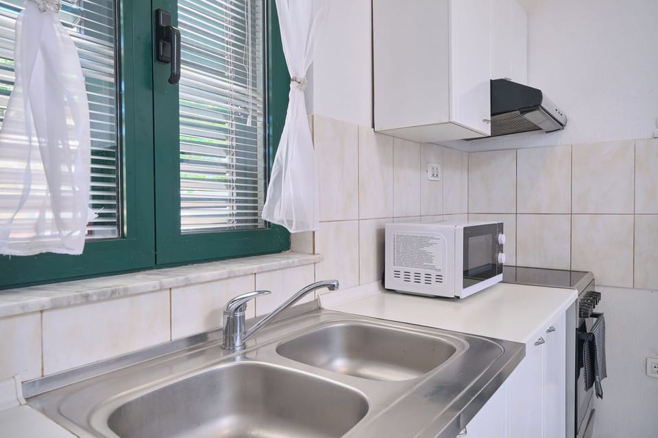 House | Private kitchen | Fridge, microwave, oven, stovetop