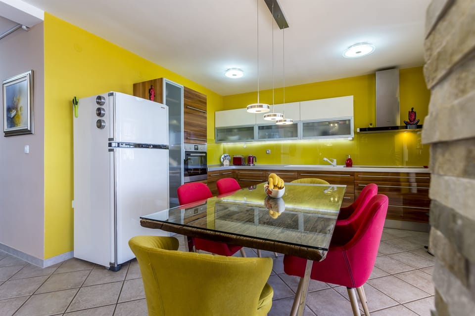 Private kitchen | Fridge, microwave, oven, stovetop
