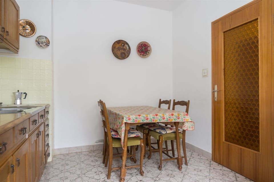 Private kitchen | Fridge, oven, stovetop, espresso maker