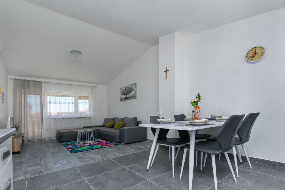 Apartment (A1) | Private kitchen | Fridge, microwave, oven, stovetop